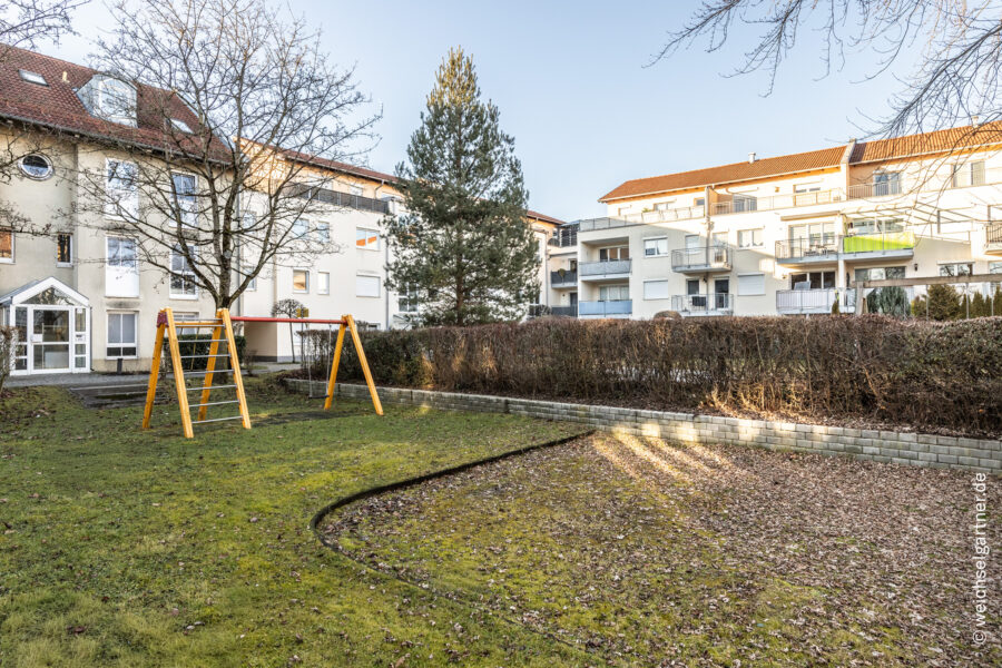 Energieeffiziente und bezugsfreie Eigentumswohnung mit uneinsehbarer West-Loggia - Rückansicht des Gebäudes