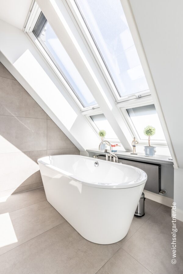 Exklusive Dachterrassen-Maisonette-Wohnung mit Penthouse-Charakter in bester Herzogpark-Lage - Freistehende Badewanne