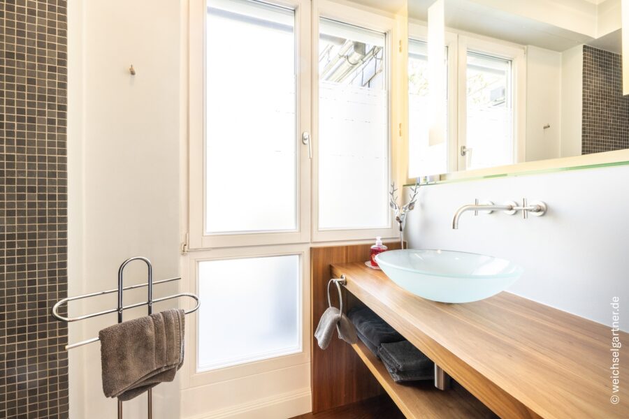 Exklusive Dachterrassen-Maisonette-Wohnung mit Penthouse-Charakter in bester Herzogpark-Lage - Teilansicht des Duschbad
