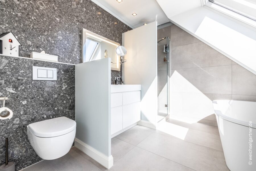 Exklusive Dachterrassen-Maisonette-Wohnung mit Penthouse-Charakter in bester Herzogpark-Lage - Hochwertige Sanitärausstattung