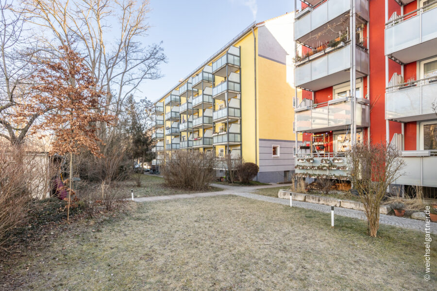 Bezugsfreie Eigentumswohnung mit Westbalkon in beliebter Lage - Rückansicht des Gebäudes