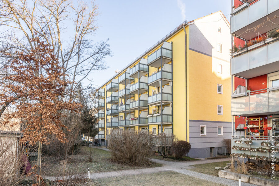 Bezugsfreie Eigentumswohnung mit Westbalkon in beliebter Lage - Vorderansicht des Wohnhauses