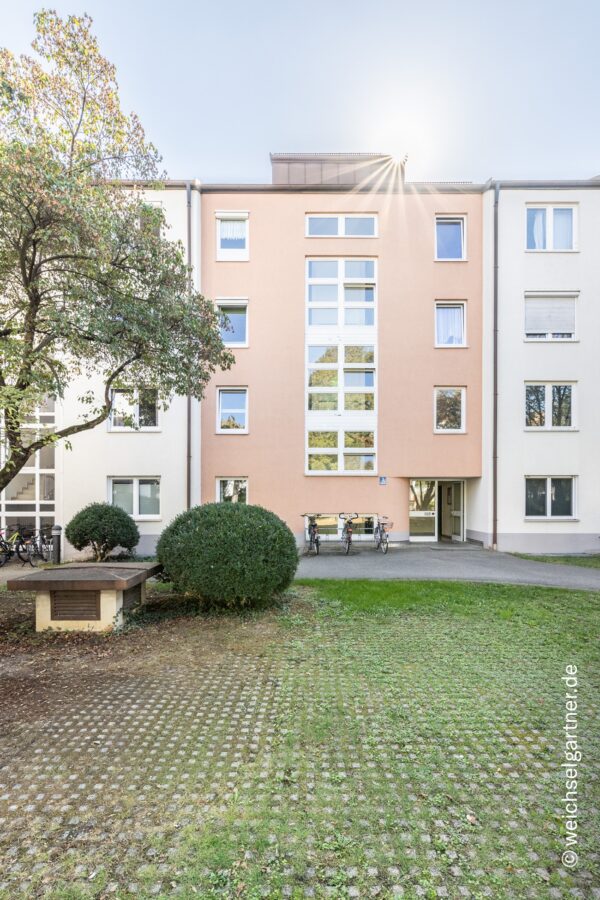 Vermietete Terrassenwohnung mit Süd-Ausrichtung, extra Hobbyraum und Tiefgaragen-Einzelstellplatz - Hauseingang im Innenhof