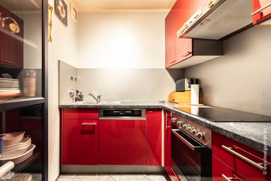 Vermietete Terrassenwohnung mit Süd-Ausrichtung, extra Hobbyraum und Tiefgaragen-Einzelstellplatz - Küche