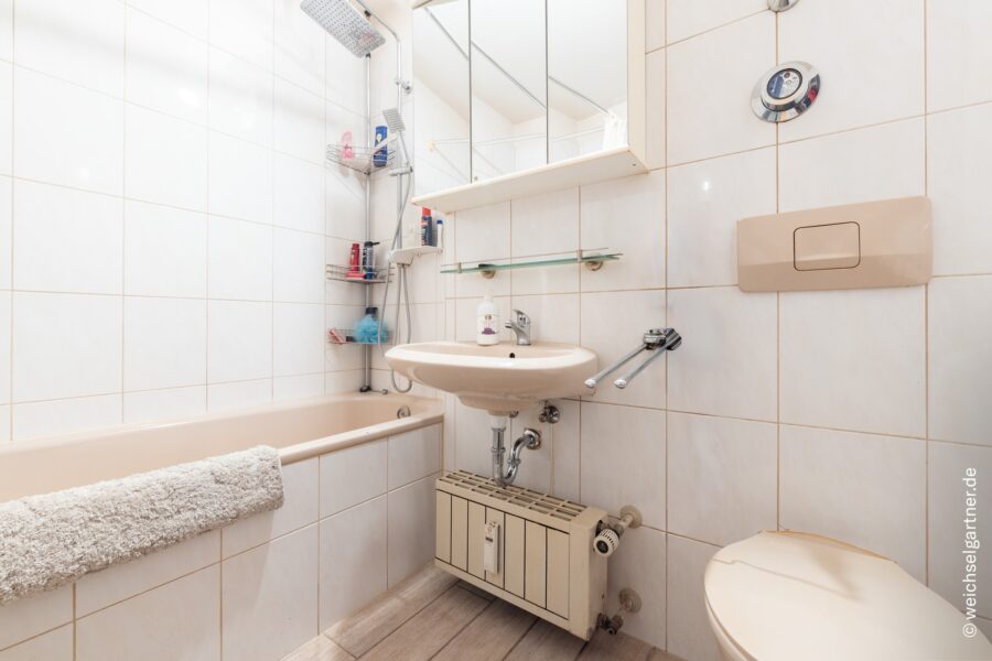 Vermietete Terrassenwohnung mit Süd-Ausrichtung, extra Hobbyraum und Tiefgaragen-Einzelstellplatz - Badezimmer