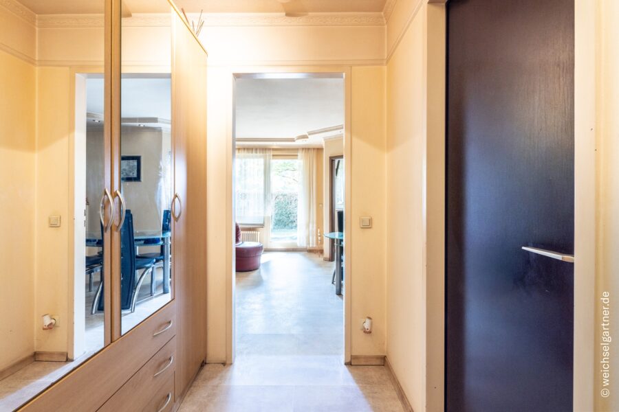 Vermietete Terrassenwohnung mit Süd-Ausrichtung, extra Hobbyraum und Tiefgaragen-Einzelstellplatz - Flur, rechts das Bad