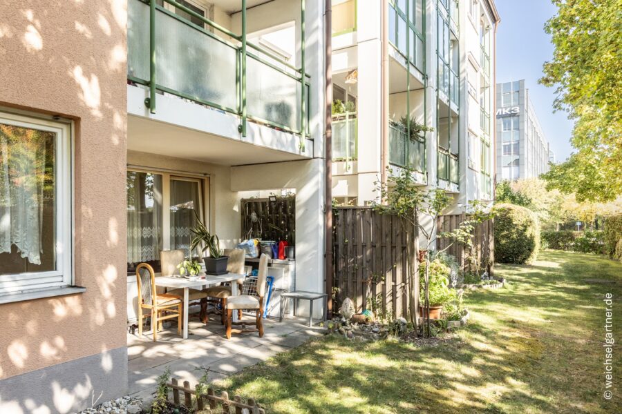 Vermietete Terrassenwohnung mit Süd-Ausrichtung, extra Hobbyraum und Tiefgaragen-Einzelstellplatz - Terrasse mit Süd-Ausrichtung
