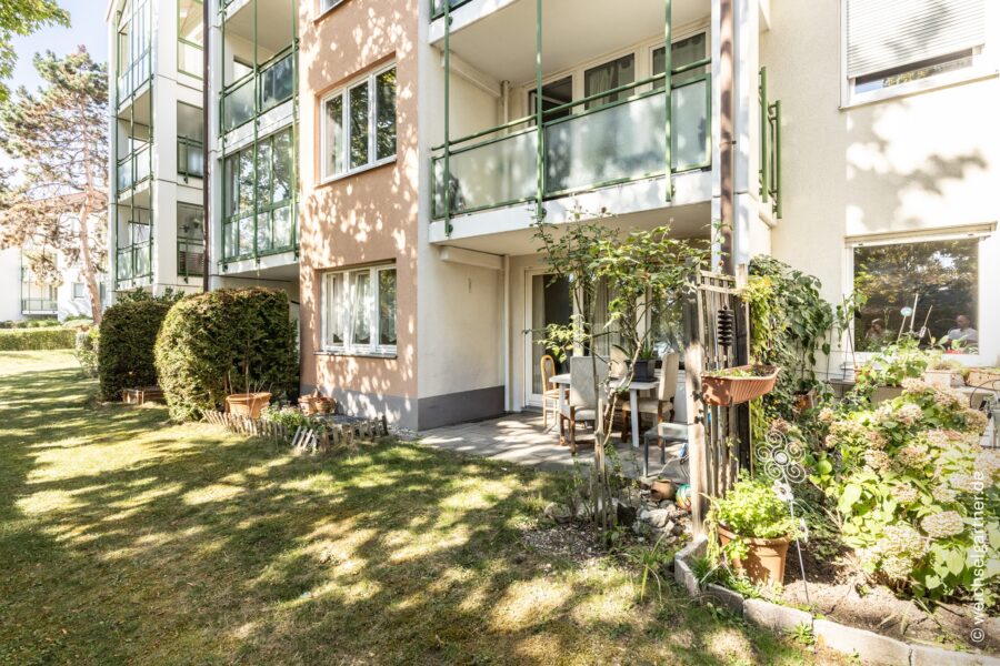 Vermietete Terrassenwohnung mit Süd-Ausrichtung, extra Hobbyraum und Tiefgaragen-Einzelstellplatz - Überdachte Terrasse