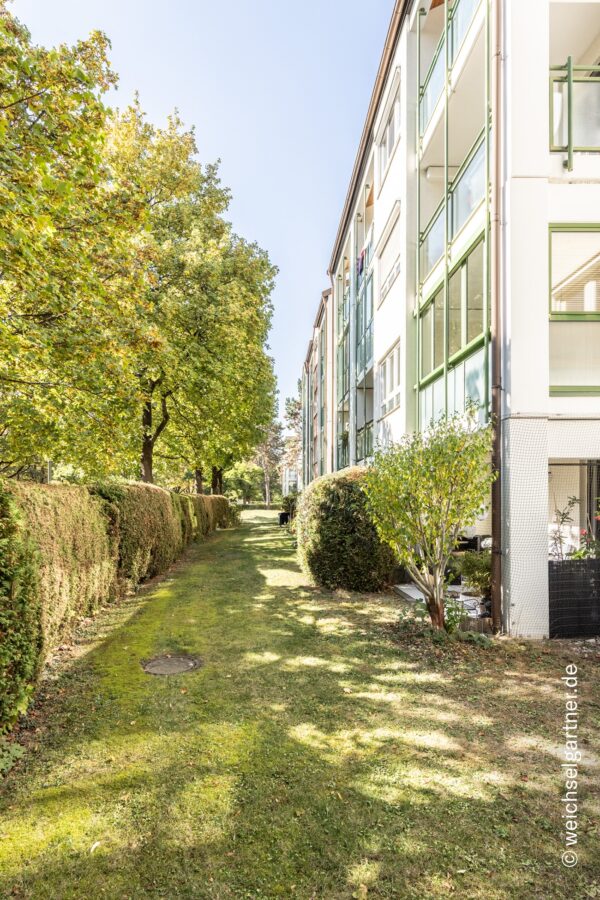 Vermietete Terrassenwohnung mit Süd-Ausrichtung, extra Hobbyraum und Tiefgaragen-Einzelstellplatz - Vorplatz zu den Terrassen
