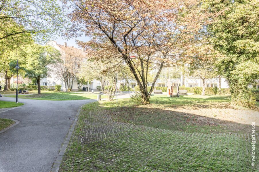 Vermietete Terrassenwohnung mit Süd-Ausrichtung, extra Hobbyraum und Tiefgaragen-Einzelstellplatz - Innenhof mit Spielplatz