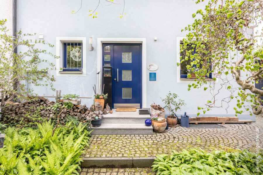 Neuwertige Doppelhaushälfte mit herrlichem Südgarten - Einladender Vorgartenbereich