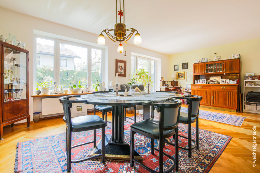 Neuwertige Doppelhaushälfte mit herrlichem Südgarten - Lichtdurchflutetes Wohnzimmer