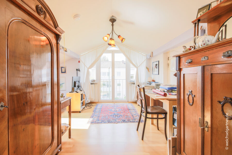 Neuwertige Doppelhaushälfte mit herrlichem Südgarten - Ausgebautes Dachstudio