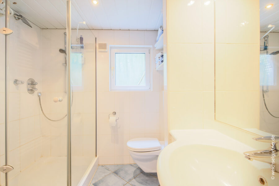 Neuwertige Doppelhaushälfte mit herrlichem Südgarten - Duschbad mit Fenster im UG