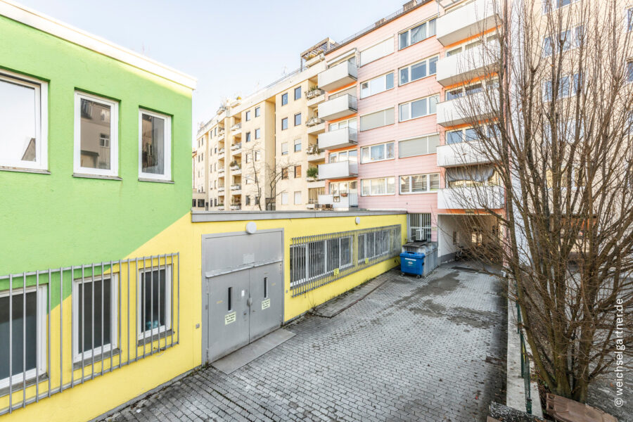 Bezugsfreies Appartement mit Westbalkon in ruhiger Innenhoflage zwischen Isar und Goetheplatz - Rückwärtige Gebäudeansicht