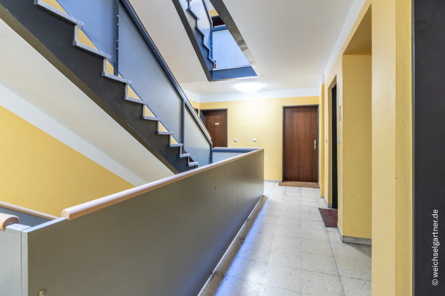 Bezugsfreies Appartement mit Westbalkon in ruhiger Innenhoflage zwischen Isar und Goetheplatz - Treppenhaus – 2. Obergeschoss