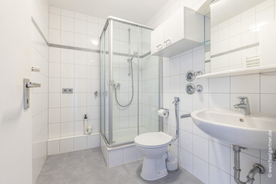 Bezugsfreies Appartement mit Westbalkon in ruhiger Innenhoflage zwischen Isar und Goetheplatz - Badezimmer mit WaMa-Anschluss