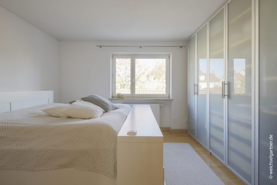 Ansprechendes Reiheneckhaus in familienfreundlicher Lage – Erbbaurecht - Schlafzimmer im Obergeschoss