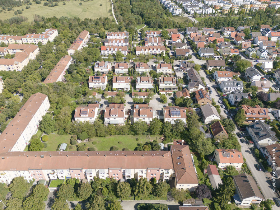 Ansprechendes Reiheneckhaus in familienfreundlicher Lage – Erbbaurecht - Drohnenaufnahme – Wohnumfeld