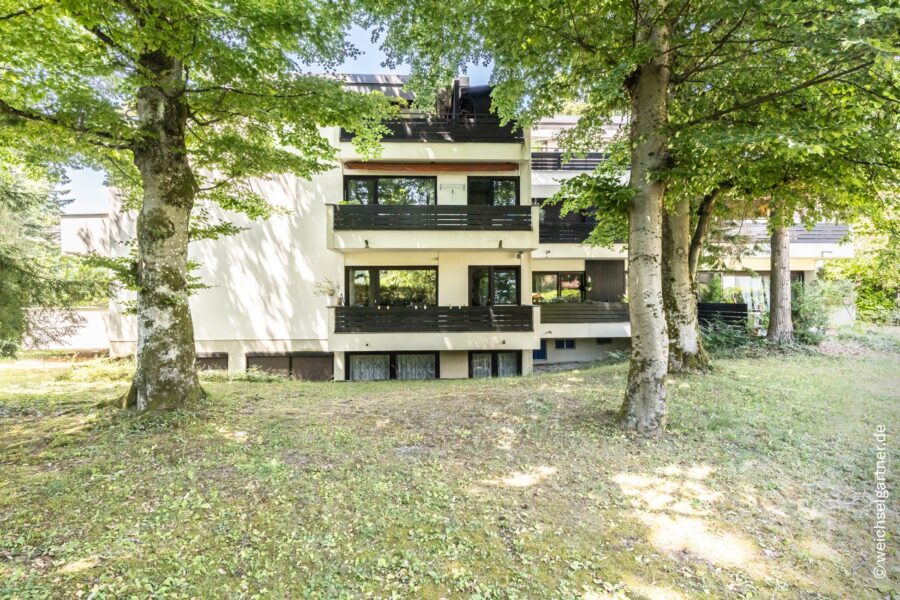 Großzügige, vermietete 3-Zimmer-Wohnung mit zwei Balkonen und TG-Einzelstellplatz in grüner Wohnlage - Südostansicht des Hauses