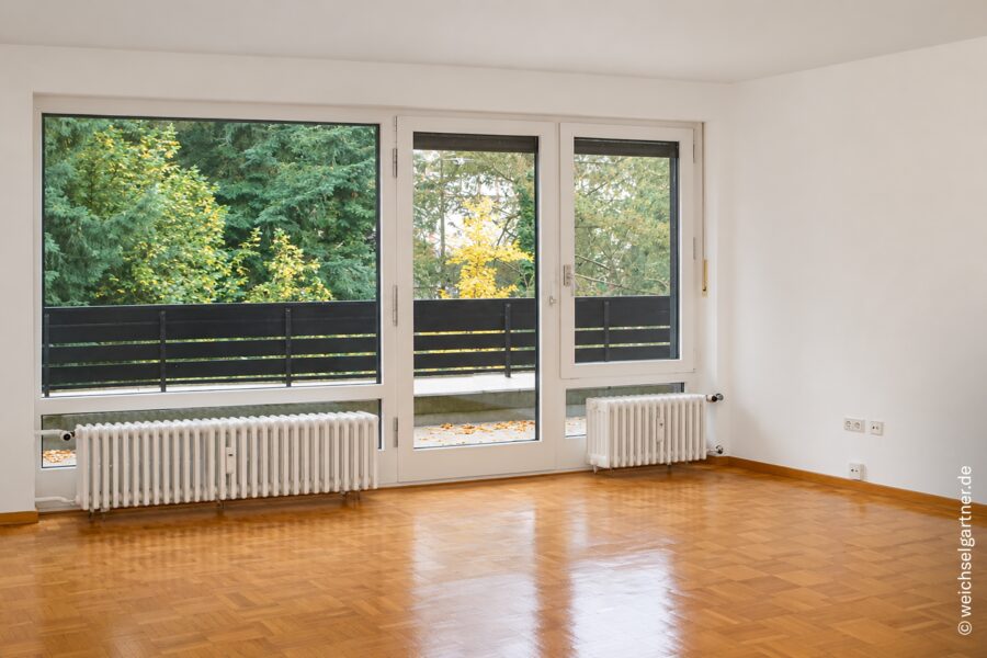 Großzügige, vermietete 3-Zimmer-Wohnung mit zwei Balkonen und TG-Einzelstellplatz in grüner Wohnlage - Wohnzimmer: KI-bearbeitet