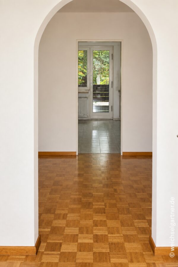 Großzügige, vermietete 3-Zimmer-Wohnung mit zwei Balkonen und TG-Einzelstellplatz in grüner Wohnlage - Eingangsbereich: KI-bearbeitet