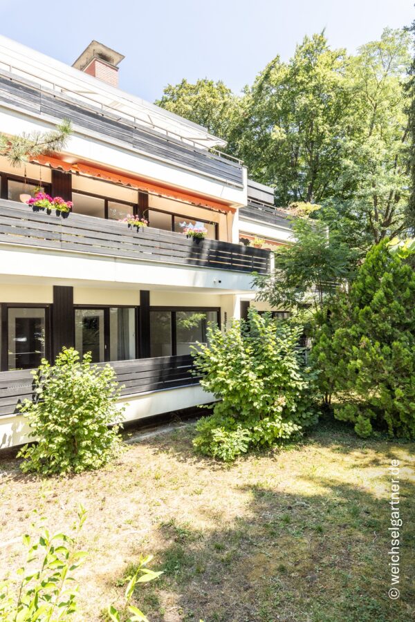 Großzügige, vermietete 3-Zimmer-Wohnung mit zwei Balkonen und TG-Einzelstellplatz in grüner Wohnlage - Weitere Hausansicht
