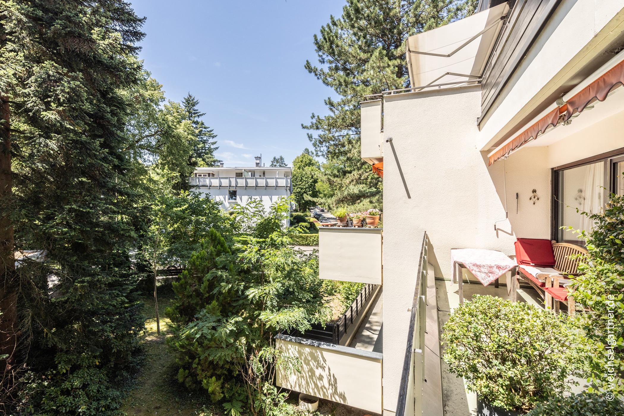 Großzügige, vermietete 3-Zimmer-Wohnung mit zwei Balkonen und TG-Einzelstellplatz in grüner Wohnlage, 81479 München, Etagenwohnung