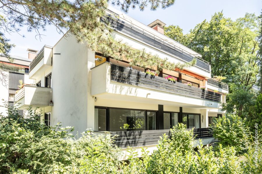 Großzügige, vermietete 3-Zimmer-Wohnung mit zwei Balkonen und TG-Einzelstellplatz in grüner Wohnlage - Südwestansicht des Hauses
