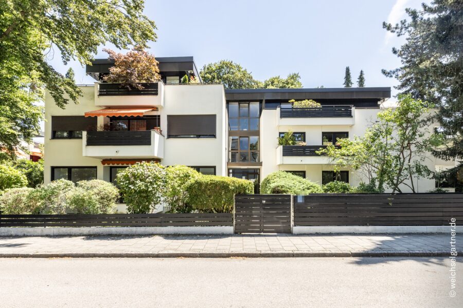 Großzügige, vermietete 3-Zimmer-Wohnung mit zwei Balkonen und TG-Einzelstellplatz in grüner Wohnlage - Vordere Hausansicht
