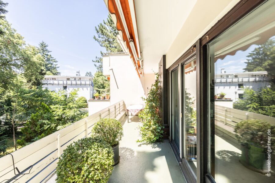 Großzügige, vermietete 3-Zimmer-Wohnung mit zwei Balkonen und TG-Einzelstellplatz in grüner Wohnlage - Großzügiger Südwestbalkon
