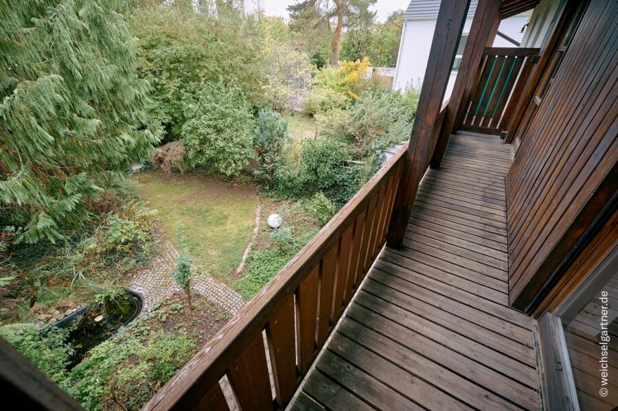 Individuelle Doppelhaushälfte mit eingewachsenem Südgarten in grüner Wohnlage Nähe Truderinger Wald - Der überdachte Südwestbalkon