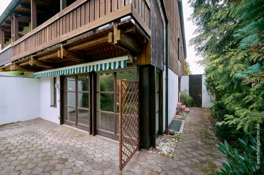 Individuelle Doppelhaushälfte mit eingewachsenem Südgarten in grüner Wohnlage Nähe Truderinger Wald - Blick Richtung Garage