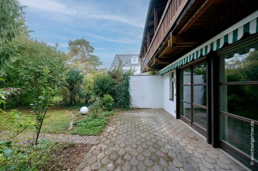 Individuelle Doppelhaushälfte mit eingewachsenem Südgarten in grüner Wohnlage Nähe Truderinger Wald - Lauschige Südwest-Terrasse