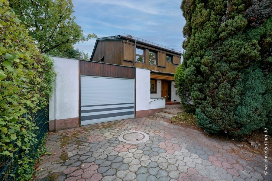 Individuelle Doppelhaushälfte mit eingewachsenem Südgarten in grüner Wohnlage Nähe Truderinger Wald - Haus mit Einzelgarage