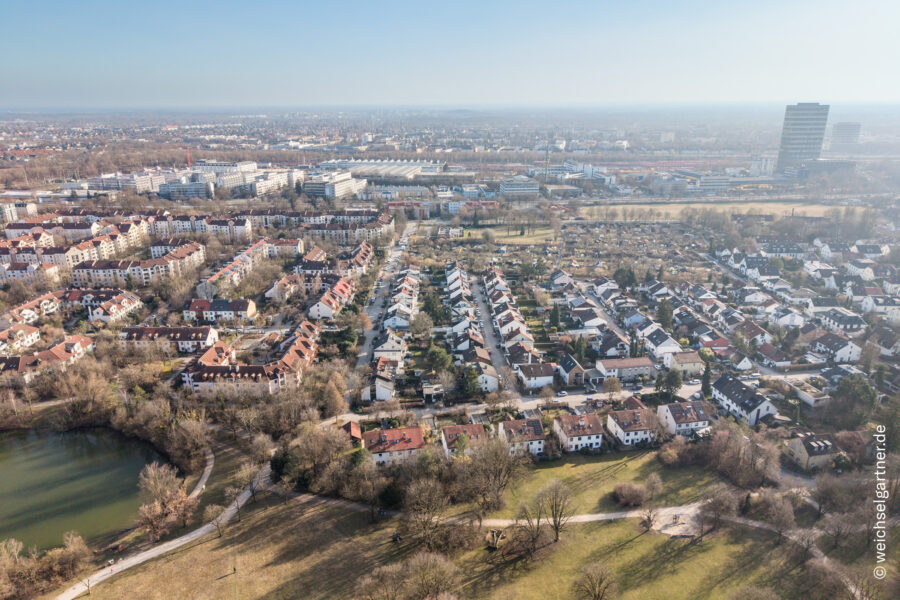Am grünen Zamilapark: Grundstück für eine Doppelhaushälfte in ruhiger Wohnlage - Drohnenbildaufnahme