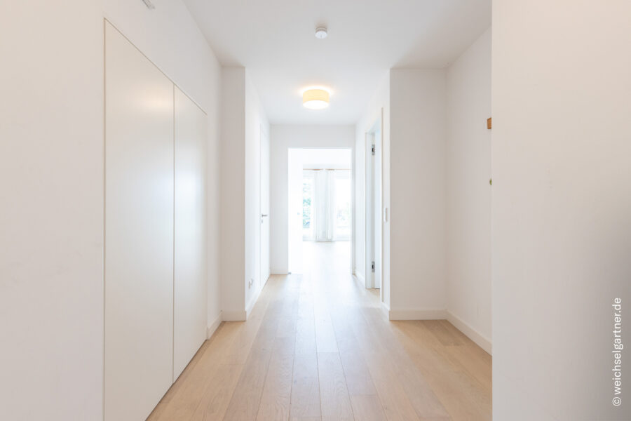 Hochwertige Gartenwohnung mit Süd-Ausrichtung, exklusiver Ausstattung und Energieeffizienzklasse A - Entrée mit Stellmöglichkeiten