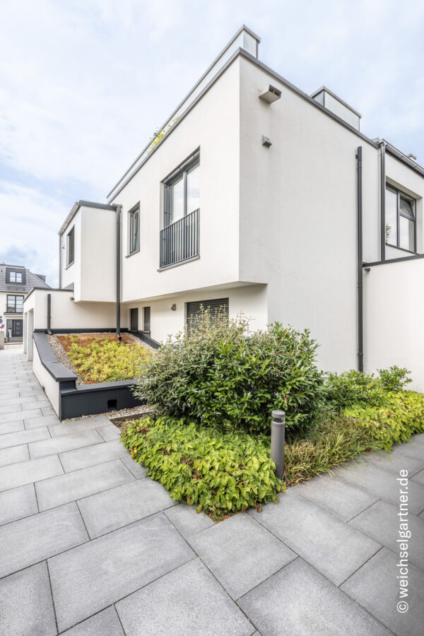 Hochwertige Gartenwohnung mit Süd-Ausrichtung, exklusiver Ausstattung und Energieeffizienzklasse A - Zuweg zum Hauseingang