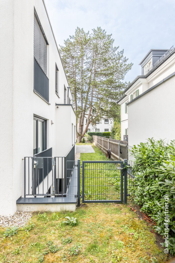 Hochwertige Gartenwohnung mit Süd-Ausrichtung, exklusiver Ausstattung und Energieeffizienzklasse A - Seitlicher Gartenzugang