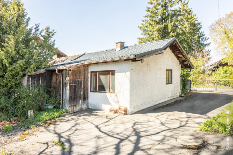 Sanierungsbedürftiges Wohnhaus mit Nebengebäude und Potenzial zur Neubebauung - Nebengebäude mit Garage