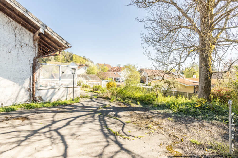 Sanierungsbedürftiges Wohnhaus mit Nebengebäude und Potenzial zur Neubebauung - Grundstücksansicht