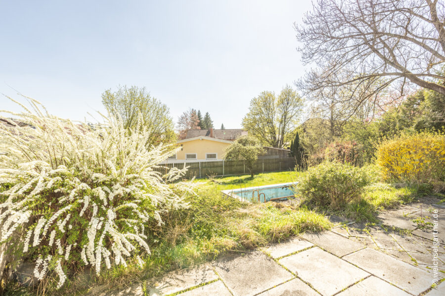 Sanierungsbedürftiges Wohnhaus mit Nebengebäude und Potenzial zur Neubebauung - Blick nach Süden