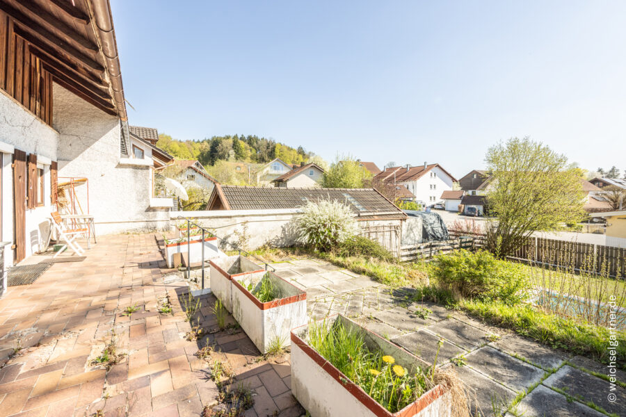 Sanierungsbedürftiges Wohnhaus mit Nebengebäude und Potenzial zur Neubebauung - Terrasse des Altbestands