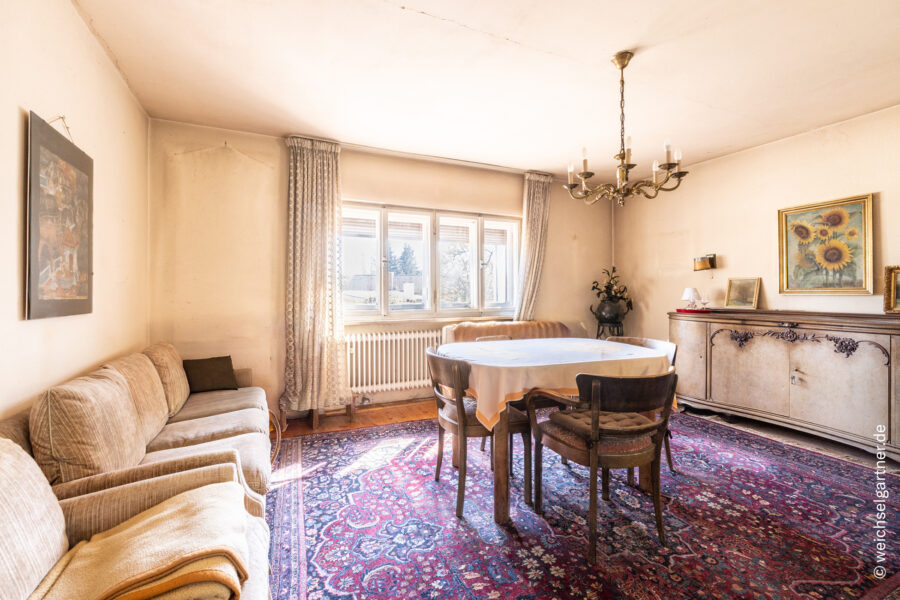 Sanierungsbedürftiges Wohnhaus mit Nebengebäude und Potenzial zur Neubebauung - Blick in das Wohnzimmer
