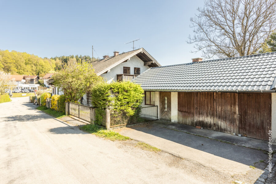 Sanierungsbedürftiges Wohnhaus mit Nebengebäude und Potenzial zur Neubebauung - Straßenseitige Ansicht