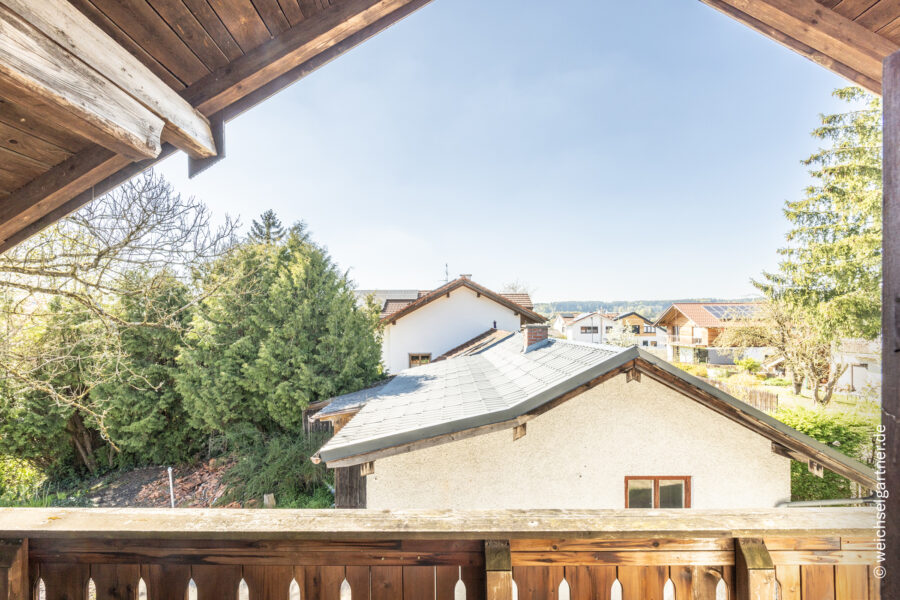 Sanierungsbedürftiges Wohnhaus mit Nebengebäude und Potenzial zur Neubebauung - Ausblick vom West-Balkon
