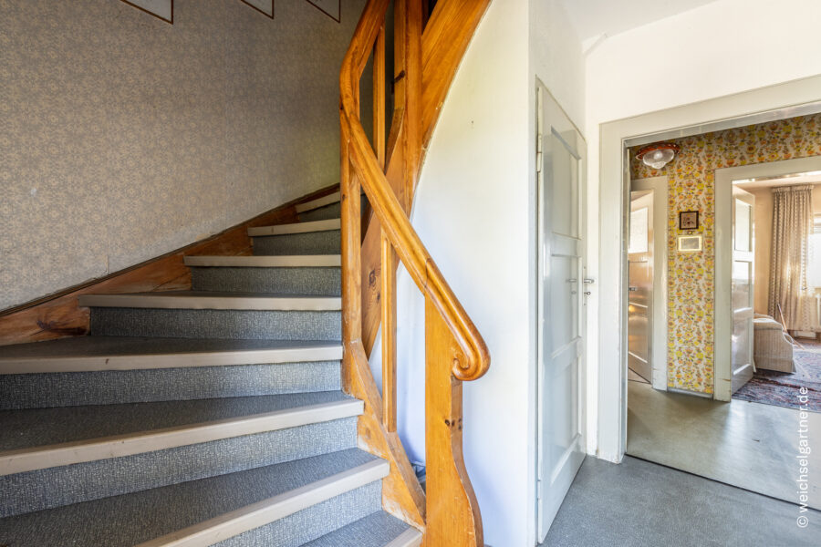 Sanierungsbedürftiges Wohnhaus mit Nebengebäude und Potenzial zur Neubebauung - Eingangsbereich mit Treppe