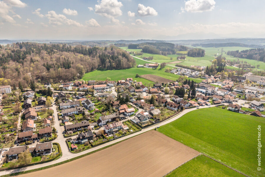 Sanierungsbedürftiges Wohnhaus mit Nebengebäude und Potenzial zur Neubebauung - Luftbildaufnahme