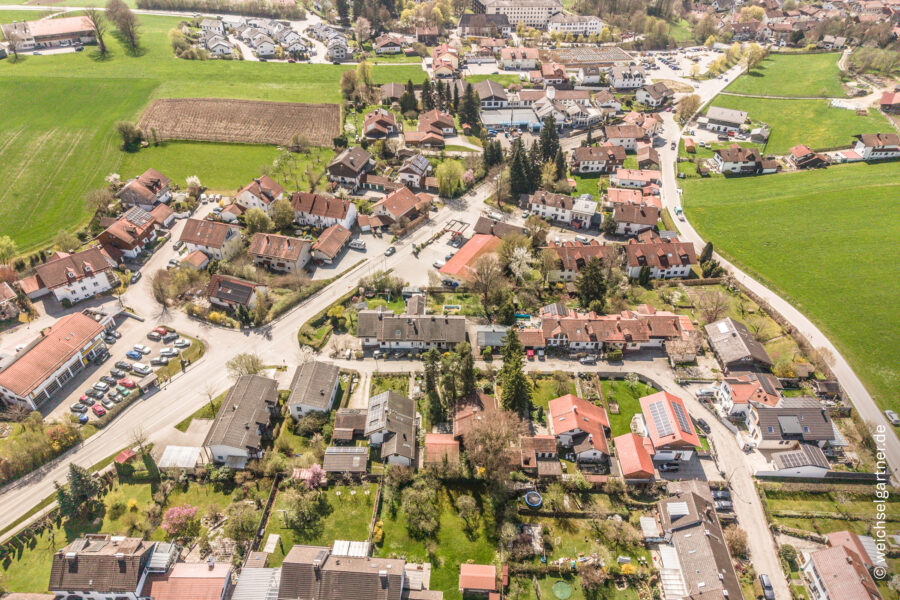 Sanierungsbedürftiges Wohnhaus mit Nebengebäude und Potenzial zur Neubebauung - Luftbildaufnahme