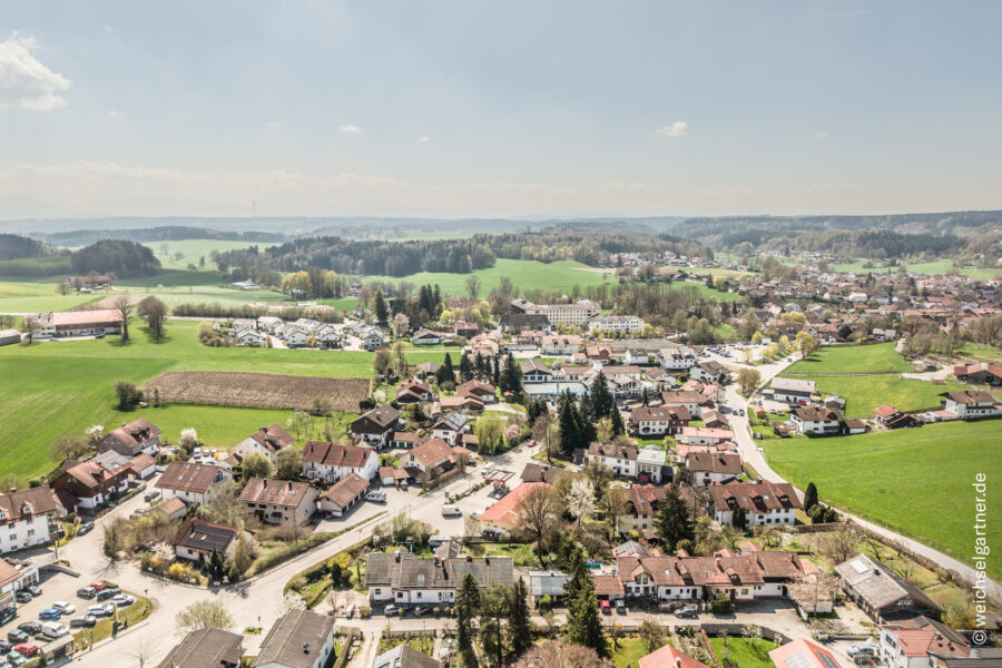 Sanierungsbedürftiges Wohnhaus mit Nebengebäude und Potenzial zur Neubebauung - Luftbildaufnahme